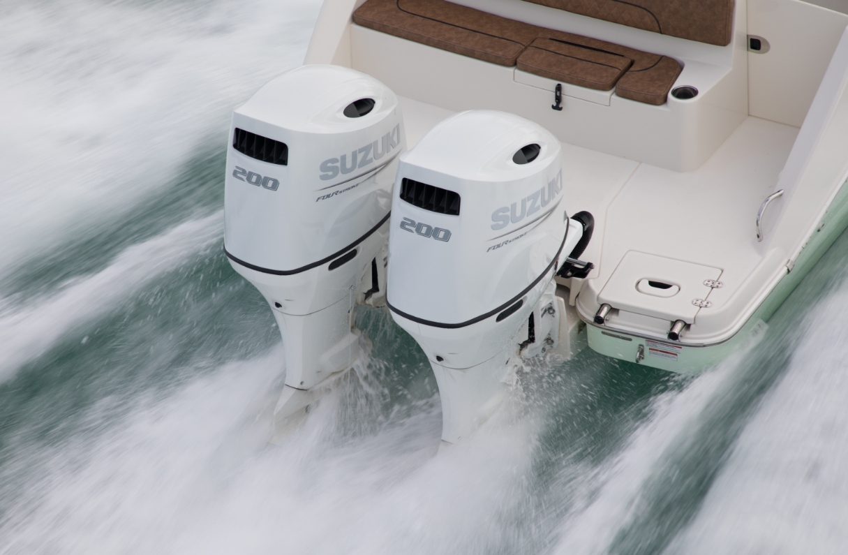 Suzuki_Dual_ DF200_Inline_4_Outboards_Action