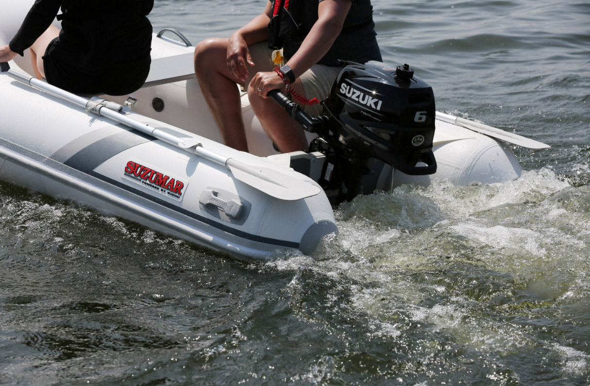 Suzuki_DF6_Portable_Outboards_Suzumar_Action