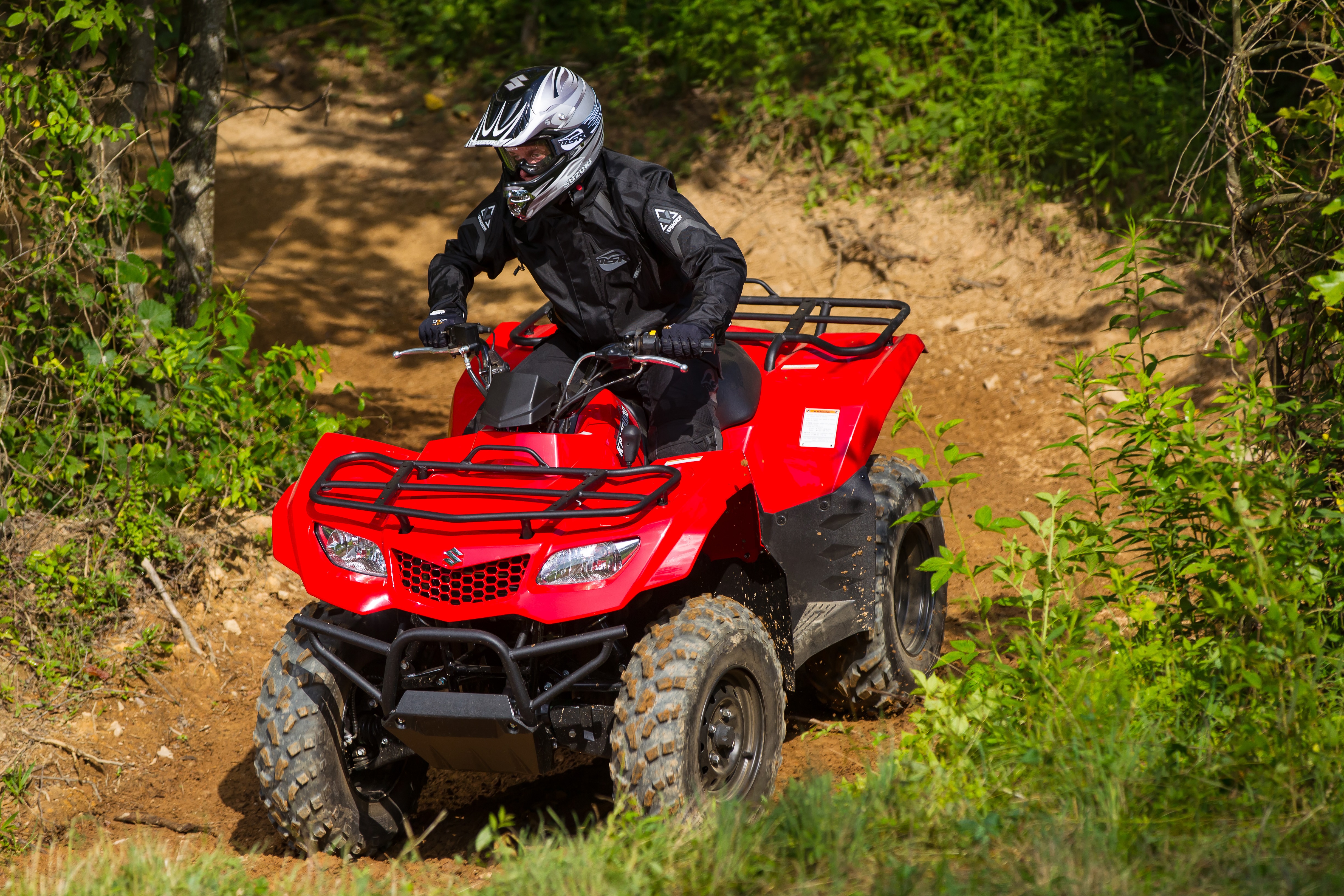 ATV-KINGQUAD-400-SUZUKI-RED-DOWNHILL