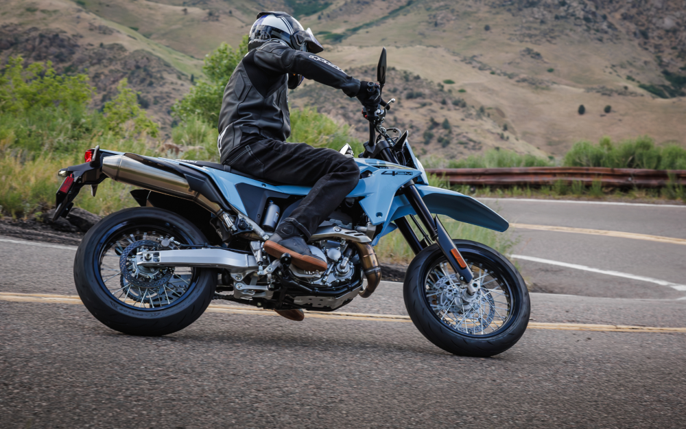 supreme  storm 400 新品未開封品 2025 DR-Z4SM - Suzuki Canada Inc.