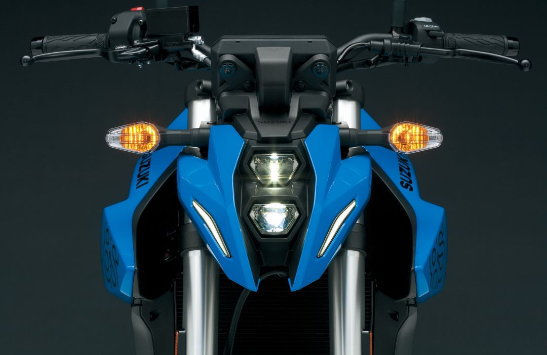 GSX-8 Action & Merit Images