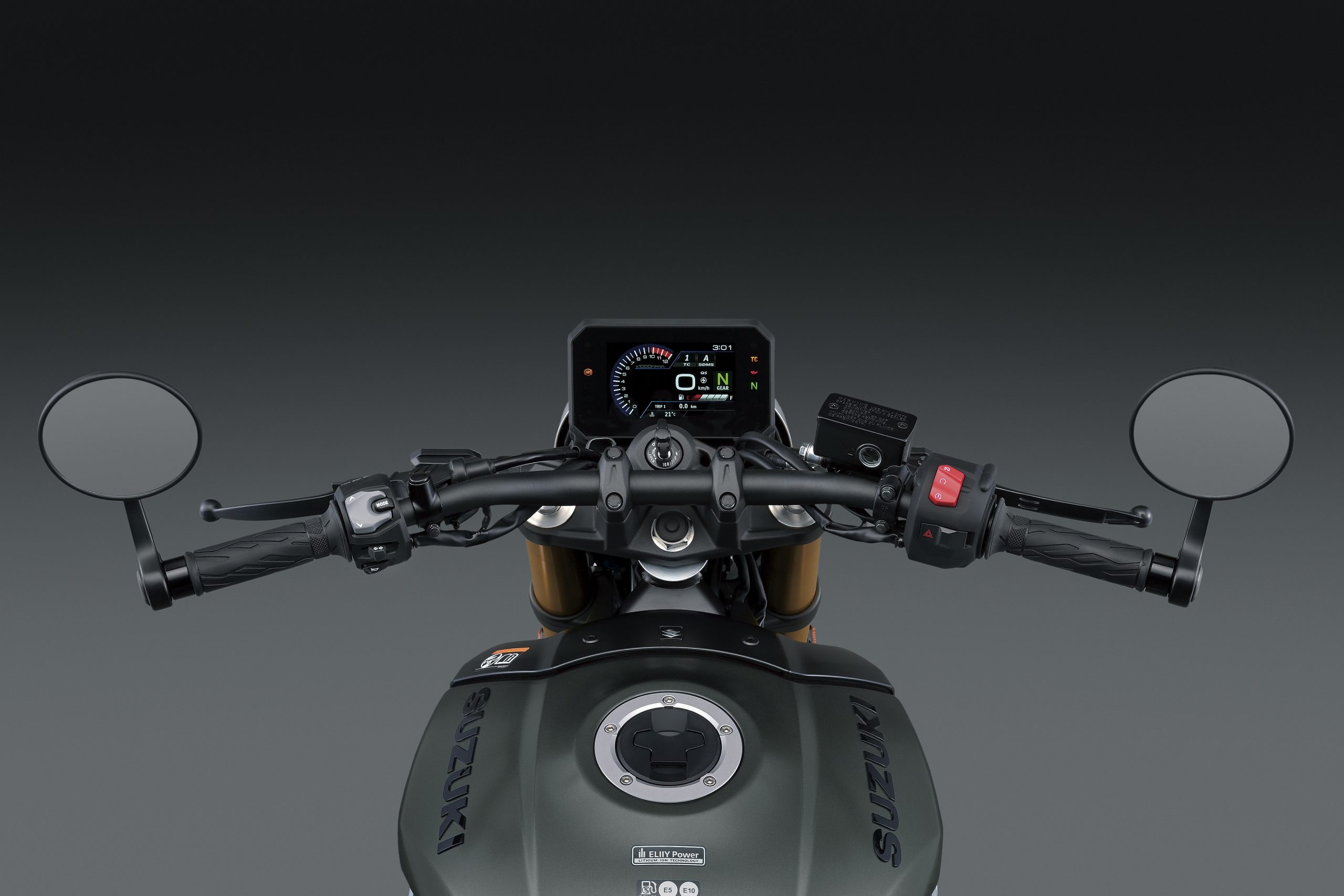 GSX800TRQM6_Cockpit