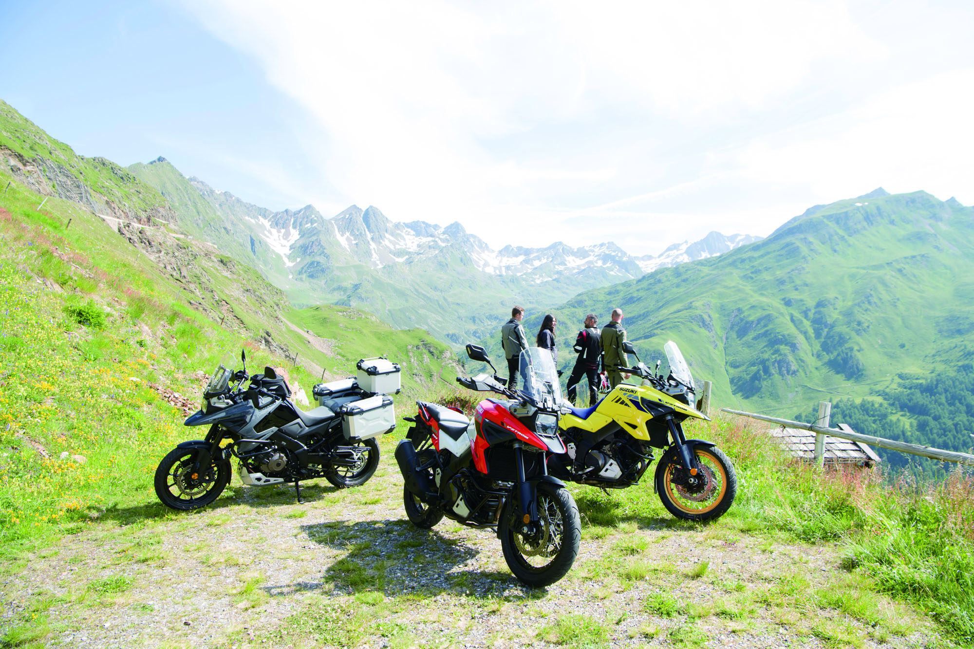 VSTROM1050-LINEUP-ACTION