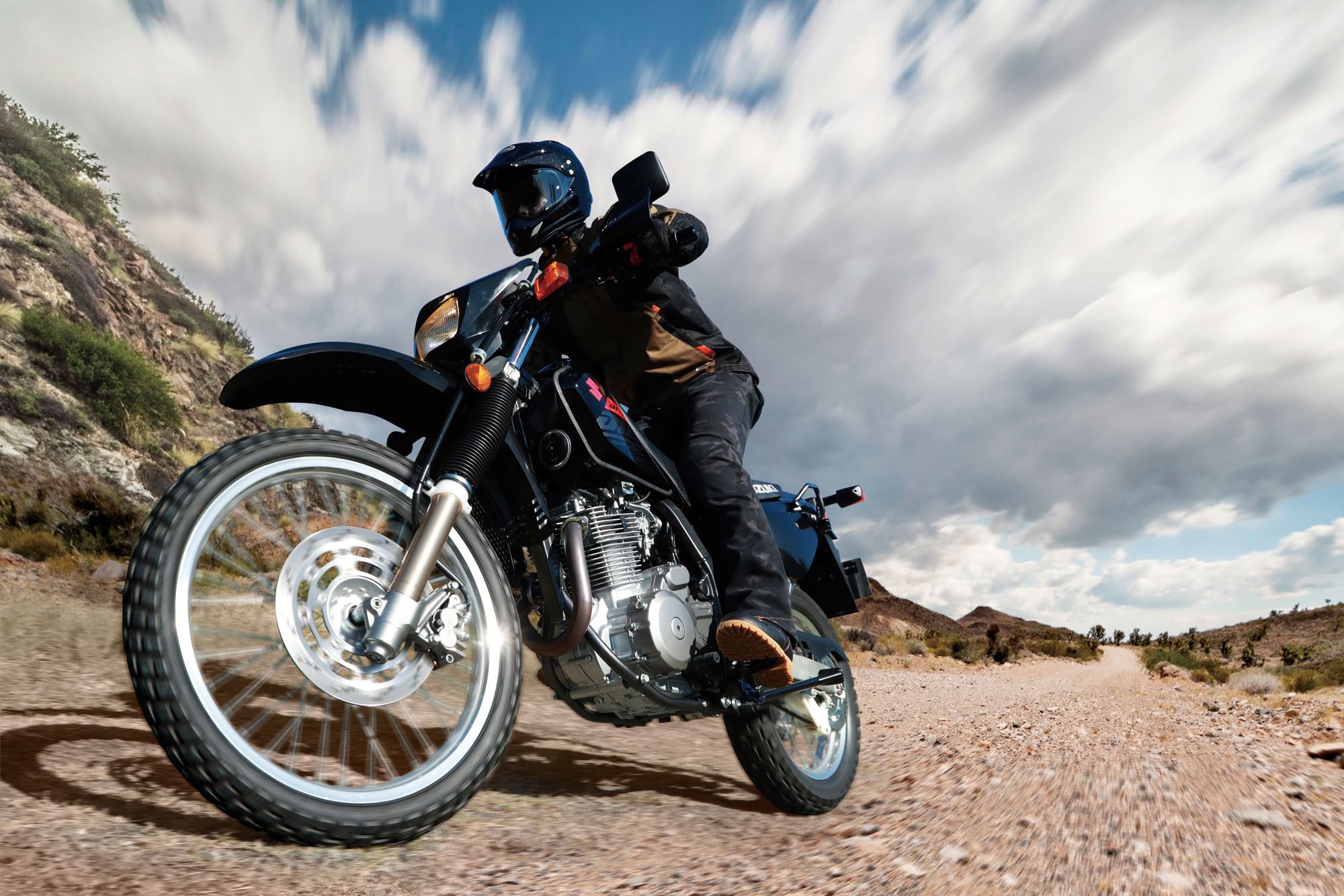 MIA-DR650SE-GREY-ACTION2.jpg