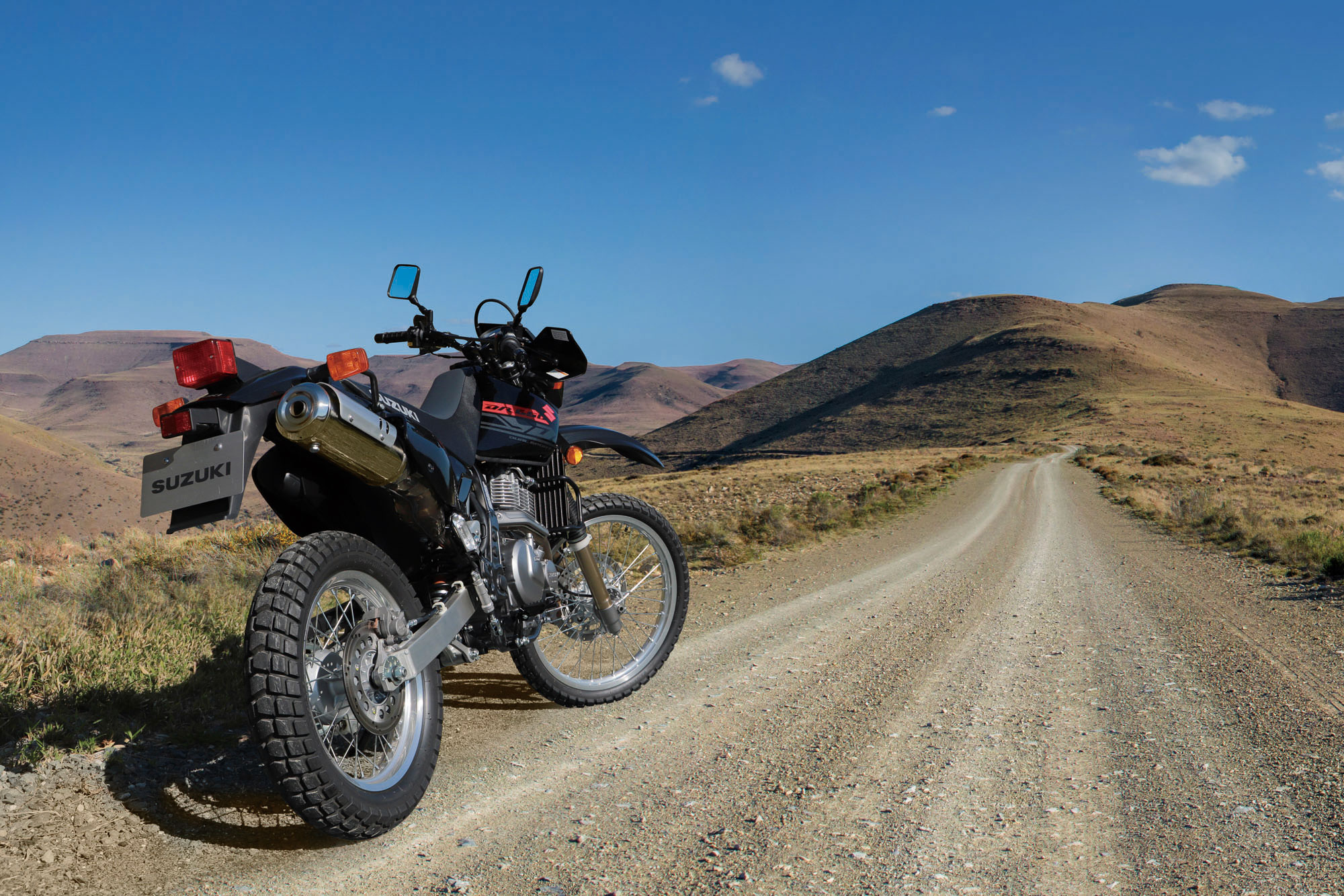 MIA-DR650SE-GREY-ACTION3.jpg