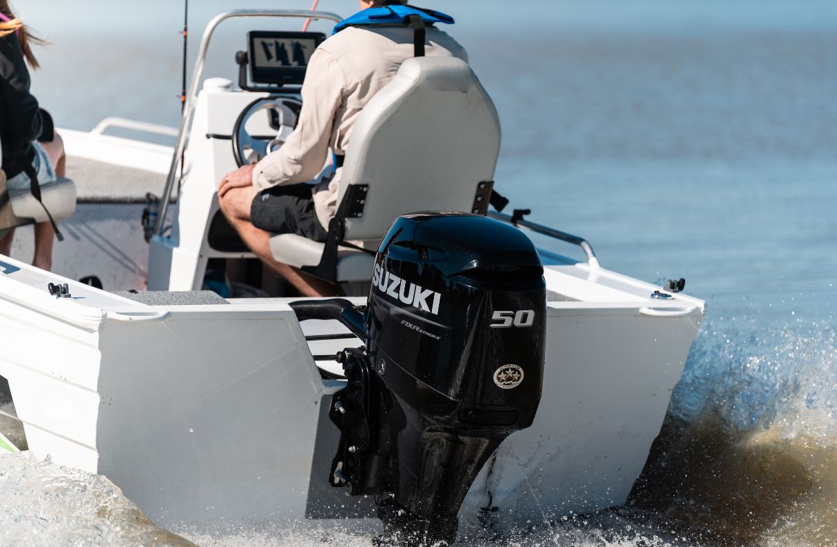 Suzuki_DF50_Outboard_Engine_action