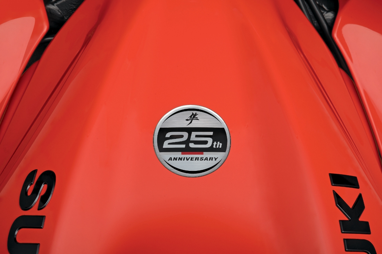 Emblème du 25e anniversaire sur le réservoir de carburant